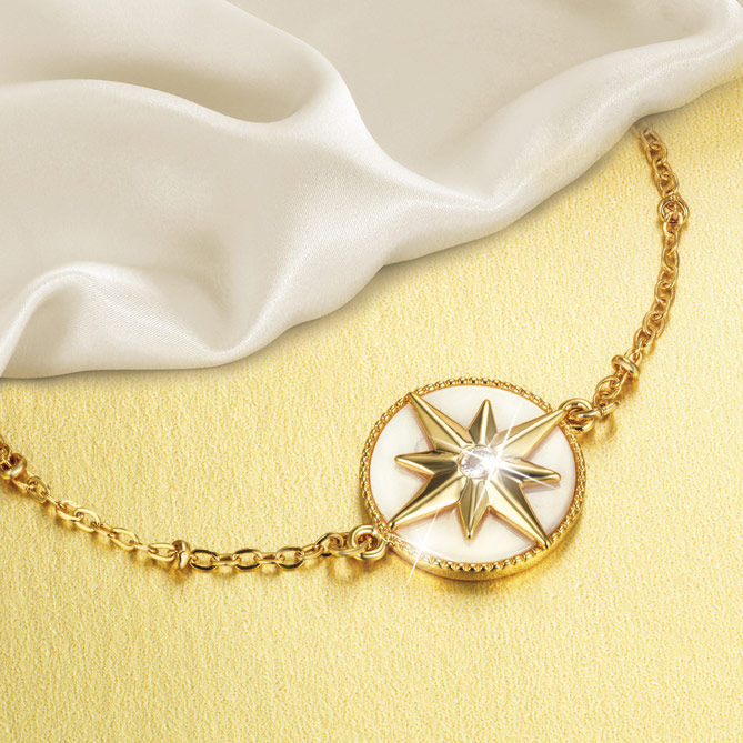 JARDÍN DE LIRIOS: Y de Regalo, una preciosa Pulsera, adornada con una deslumbrante estrella acabada en Oro de 1ª Ley, sobre auténtica Madreperla